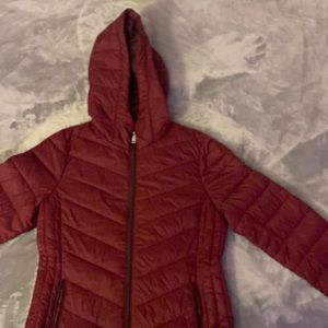 Hollister puffer jacket rain proof and recycled filled. No stains in good form.